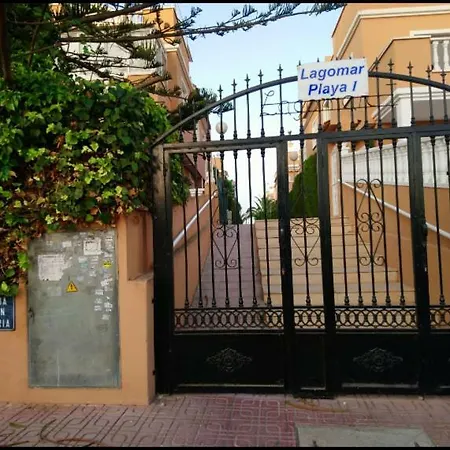 Bungalow Con Terraza, Piscina Y Jardin Hébergement de vacances *