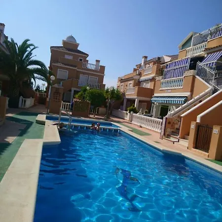 Bungalow Con Terraza, Piscina Y Jardin *